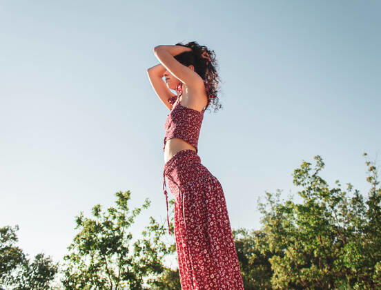 IMAGO Creative: Clickbait, Modetrends brunette girl with arms on head dressed in long red dress against blue Burgos, CL, Spain CR_NELA200703D-442149-01 ,model released, Symbolfoto