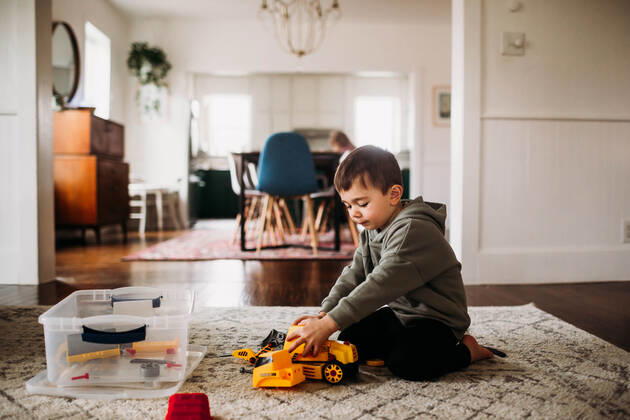 IMAGO Creative: Jahreszeit Winter, Fantasievoll drinnen spielen Toddler boy sitting inside putting together toy tractor Fort Worth, TX, United States CR_TAHI200701-413927-01 ,model released, Symbolfoto