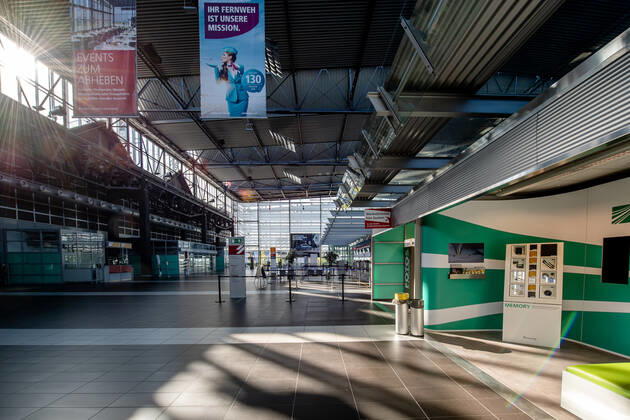 13. Juli 2020: Dresden (Sachsen) Flughafen Dresden International: Impressionen vom Geschehen auf dem Flughafen Dresden International nach dem Neustart des Flugbetriebs: Blick in die leere Abflughalle.
