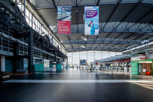 13. Juli 2020: Dresden (Sachsen) Flughafen Dresden International: Impressionen vom Geschehen auf dem Flughafen Dresden International nach dem Neustart des Flugbetriebs: Blick in die leere Abflughalle.