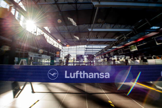 13. Juli 2020: Dresden (Sachsen) Flughafen Dresden International: Impressionen vom Geschehen auf dem Flughafen Dresden International nach dem Neustart des Flugbetriebs: Blick in die leere Ankunftshalle mit einem Absperrband der Deutsche Lufthansa.