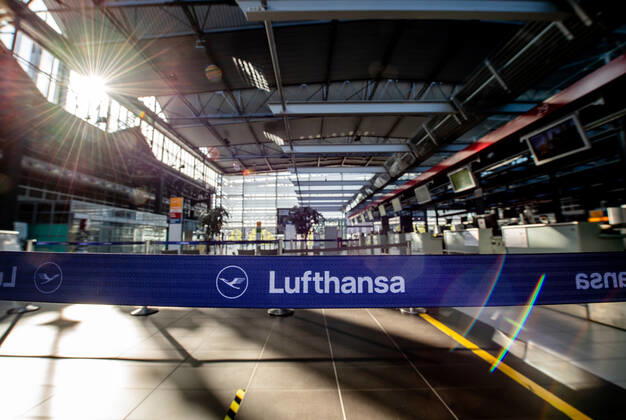 13. Juli 2020: Dresden (Sachsen) Flughafen Dresden International: Impressionen vom Geschehen auf dem Flughafen Dresden International nach dem Neustart des Flugbetriebs: Blick in die leere Ankunftshalle mit einem Absperrband der Deutsche Lufthansa.