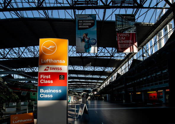 13. Juli 2020: Dresden (Sachsen) Flughafen Dresden International: Impressionen vom Geschehen auf dem Flughafen Dresden International nach dem Neustart des Flugbetriebs: Blick in die leere Ankunftshalle mit einem Aufsteller der Deutsche Lufthansa.