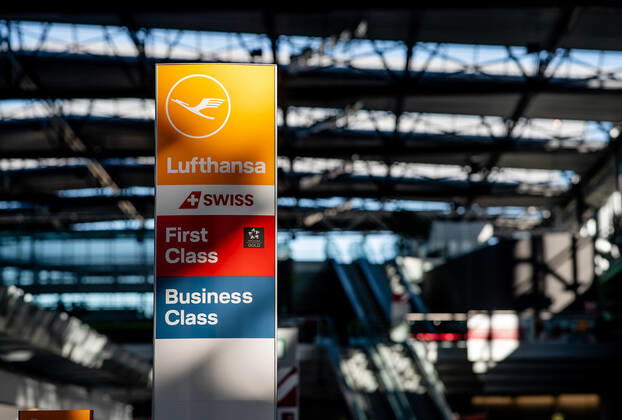 13. Juli 2020: Dresden (Sachsen) Flughafen Dresden International: Impressionen vom Geschehen auf dem Flughafen Dresden International nach dem Neustart des Flugbetriebs: Blick in die leere Ankunftshalle mit einem Aufsteller der Deutsche Lufthansa.
