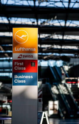 13. Juli 2020: Dresden (Sachsen) Flughafen Dresden International: Impressionen vom Geschehen auf dem Flughafen Dresden International nach dem Neustart des Flugbetriebs: Blick in die leere Ankunftshalle mit einem Aufsteller der Deutsche Lufthansa.