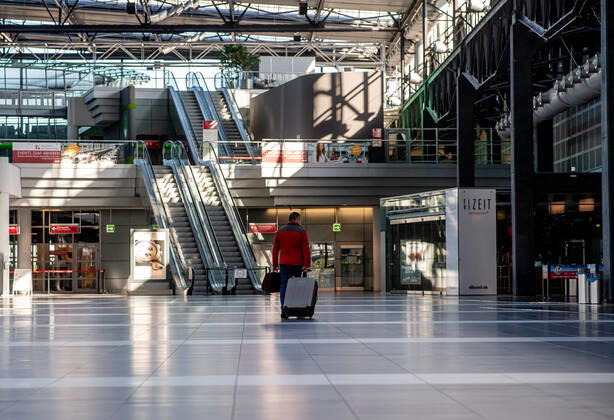 13. Juli 2020: Dresden (Sachsen) Flughafen Dresden International: Impressionen vom Geschehen auf dem Flughafen Dresden International nach dem Neustart des Flugbetriebs: Blick in die leere Abflughalle.