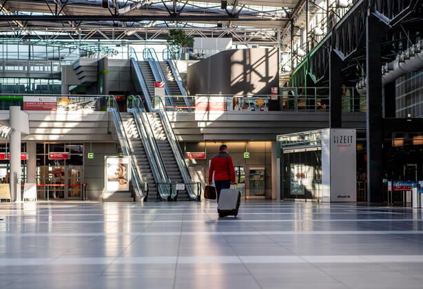 13. Juli 2020: Dresden (Sachsen) Flughafen Dresden International: Impressionen vom Geschehen auf dem Flughafen Dresden International nach dem Neustart des Flugbetriebs: Blick in die leere Abflughalle.