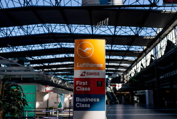 13. Juli 2020: Dresden (Sachsen) Flughafen Dresden International: Impressionen vom Geschehen auf dem Flughafen Dresden International nach dem Neustart des Flugbetriebs: Blick in die leere Ankunftshalle mit einem Aufsteller der Deutsche Lufthansa.