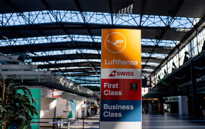 13. Juli 2020: Dresden (Sachsen) Flughafen Dresden International: Impressionen vom Geschehen auf dem Flughafen Dresden International nach dem Neustart des Flugbetriebs: Blick in die leere Ankunftshalle mit einem Aufsteller der Deutsche Lufthansa.