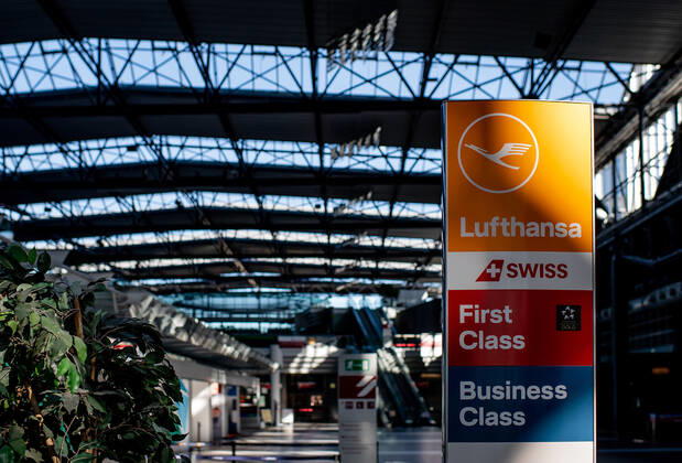 13. Juli 2020: Dresden (Sachsen) Flughafen Dresden International: Impressionen vom Geschehen auf dem Flughafen Dresden International nach dem Neustart des Flugbetriebs: Blick in die leere Ankunftshalle mit einem Aufsteller der Deutsche Lufthansa.