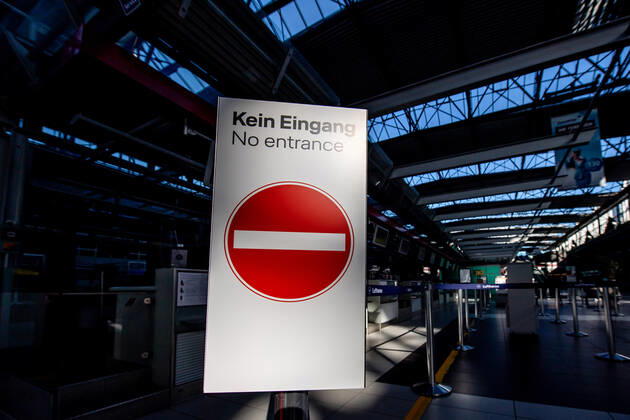 13. Juli 2020: Dresden (Sachsen) Flughafen Dresden International: Impressionen vom Geschehen auf dem Flughafen Dresden International nach dem Neustart des Flugbetriebs: Ein Schild Kein Eingang - No entrance vor dem leeren Check-In Bereich.