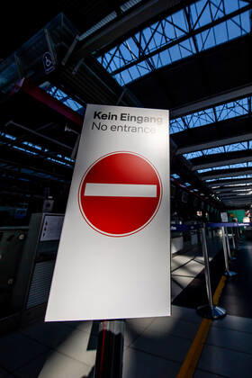 13. Juli 2020: Dresden (Sachsen) Flughafen Dresden International: Impressionen vom Geschehen auf dem Flughafen Dresden International nach dem Neustart des Flugbetriebs: Ein Schild Kein Eingang - No entrance vor dem leeren Check-In Bereich.