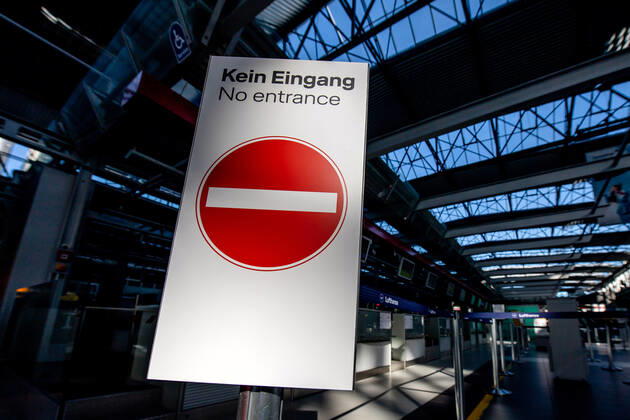 13. Juli 2020: Dresden (Sachsen) Flughafen Dresden International: Impressionen vom Geschehen auf dem Flughafen Dresden International nach dem Neustart des Flugbetriebs: Ein Schild Kein Eingang - No entrance vor dem leeren Check-In Bereich.