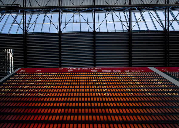 13. Juli 2020: Dresden (Sachsen) Flughafen Dresden International: Impressionen vom Geschehen auf dem Flughafen Dresden International nach dem Neustart des Flugbetriebs: Blick in die leere Abflughalle mit der Abflugtafel, welche fuer Montag und Dienstag nur neun Fluege anzeigt.