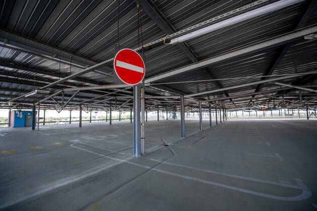 13. Juli 2020: Dresden (Sachsen) Flughafen Dresden International: Impressionen vom Geschehen auf dem Flughafen Dresden International nach dem Neustart des Flugbetriebs: Aussenansicht des Flughafen Dresden International mit einem Blick in das leere Parkhaus.