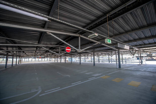 13. Juli 2020: Dresden (Sachsen) Flughafen Dresden International: Impressionen vom Geschehen auf dem Flughafen Dresden International nach dem Neustart des Flugbetriebs: Aussenansicht des Flughafen Dresden International mit einem Blick in das leere Parkhaus.