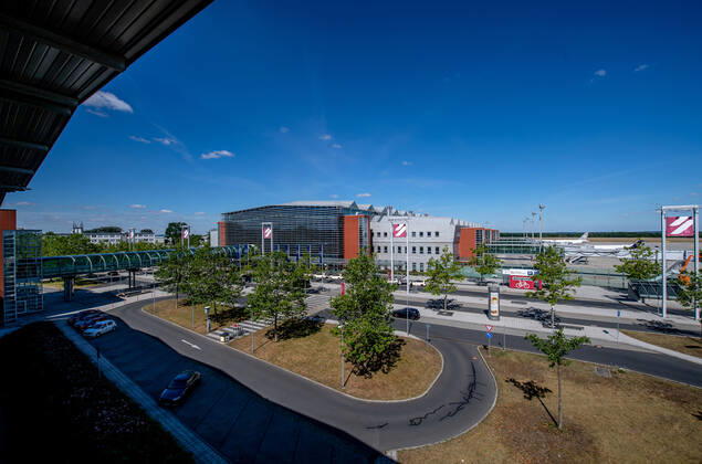 13. Juli 2020: Dresden (Sachsen) Flughafen Dresden International: Impressionen vom Geschehen auf dem Flughafen Dresden International nach dem Neustart des Flugbetriebs: Aussenansicht des Flughafen Dresden International.