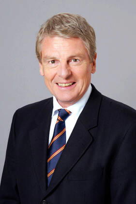 Klaus Bresser 11.11.2003 Portrait Klaus Bresser (ehem. ZDF) im Studio des Senders N-TV, in der Taubenstrasse, Berlin - 11.11.2003 -