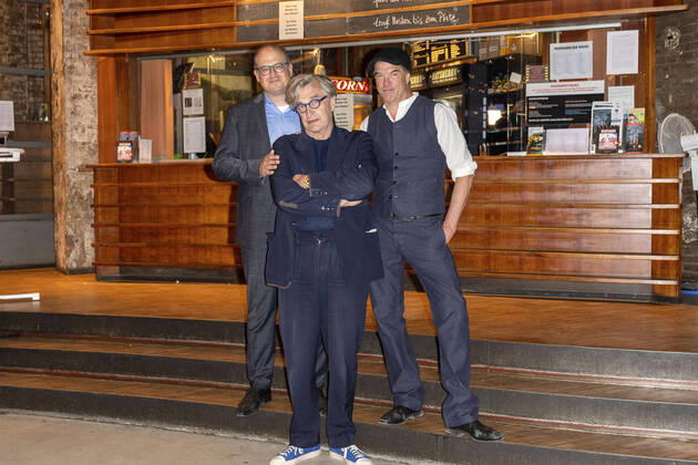 Bilder des Jahres 2020, Entertainment 07 Juli Entertainment Bilder des Tages Eric Friedler, Wim Wenders, Andreas Frege Campino bei der Premiere des Dokumentarfilms Wim Wenders, Desperado im Zeise-Kino. Hamburg, 16.07.2020