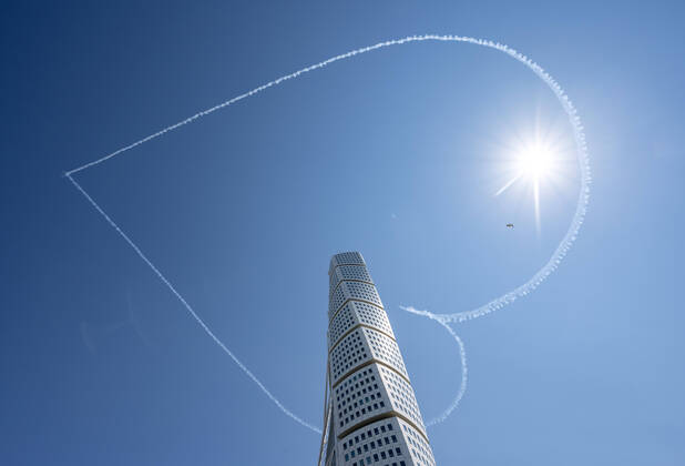 Bilder des Jahres 2020, News 07 Juli News Themen der Woche KW29 News Bilder des Tages The pilots in the Scandinavian Airshow crew drew a heart around the Turing Torso in Malmo, Sweden, on July17. Scandinavian Airshow has designed heart formations around Sweden since their regular air shows abroad have been cancelled due to the coronavirus pandemic. MALMÖ Sweden x50090x  Copyright: xJohanxNilsson TTx TURNING TORSO HEART