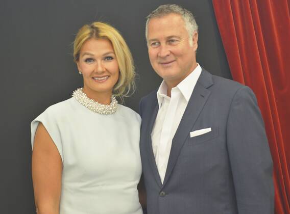 Franziska van Almsick mit Jürgen B. Harder 05 16 wow Franziska van Almsick mit ihrem Lebensgefährten Jürgen B. Harder bei der Feier zum 60. Geburtstag von Clemens Tönnies am 27. Mai 2016 in Rheda-Wiedenbrück Deutschland deutsch deutsche Frau Schwimmerin Ex ehemalig ehemalige Schwimmstar Sportlerin Sport Schwimmen Mann Unternehmer Manager german former female swimmer enterpriser Geburtstagsfeier Geburtstagsgala quer halb Portrait stehend lächelnd