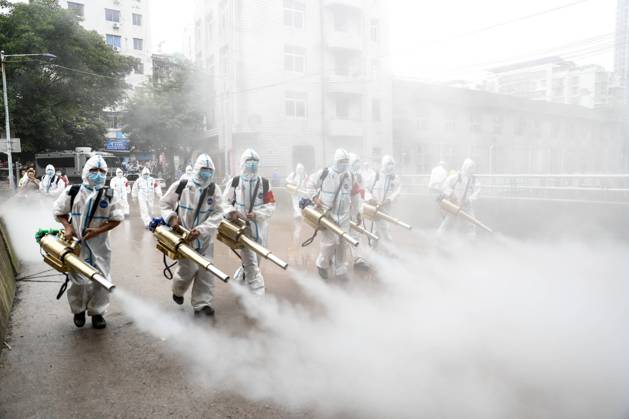 Bilder des Jahres 2020, News 07 Juli News Themen der Woche KW29 News Bilder des Tages (200718) -- CHONGQING, July 18, 2020 -- A rescue team disinfect the street in flood-hit Wuqiao subdistrict in Wanzhou District, southwest China s Chongqing Municipality, July 18, 2020. After a flood hit many streets along the Wuqiao River on Thursday, rescuers helped local residents clear debris. ) CHINA-CHONGQING-WANZHOU-FLOOD (CN) HuangxWei 