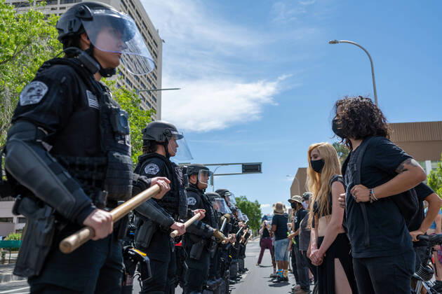 Bilder des Jahres 2020, News 07 Juli News Themen der Woche KW29 News Bilder des Tages July 19, 2020, Albuquerque, New Mexico, USA: July 19, 2020.Counter protesters at the We Can t Breathe protest against the public health order to wear facemasks form a buffer between Albuquerque police officers in riot gear and other counter protesters in Civic Plaza, Sunday afternoon. Albuquerque USA - ZUMAab1_ 20200719_zaf_ab1_001 Copyright: xAnthonyxJacksonx
