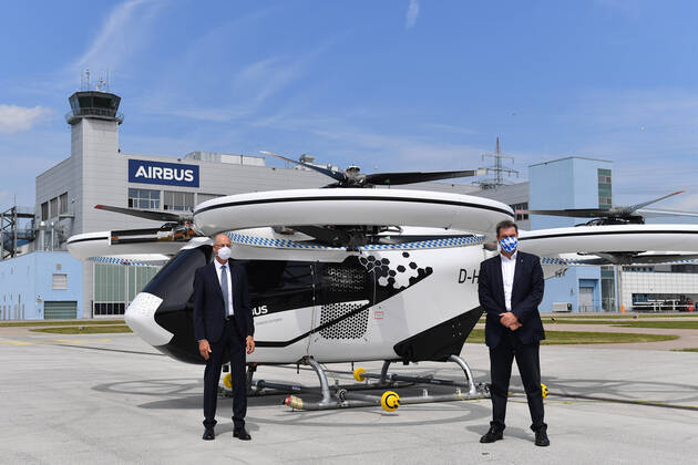 Bilder des Jahres 2020, News 07 Juli News Themen der Woche KW30 News Bilder des Tages Markus SOEDER (Ministerpraesident Bayern und CSU Vorsitzender) inspiziert das Airbus Flugtaxi CITYAIRBUS. Markus SOEDER (Ministerpraesident Bayern und CSU Vorsitzender) besucht das Airbus Helicopter Werk in Donauwoerth am 20.07.2020.