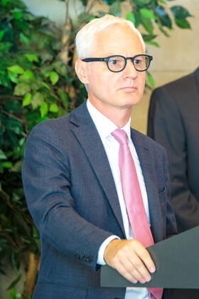 20200720 Neuvergabe des öffentlichen Rettungsdienstes in Tirol INNSBRUCK, ÖSTERREICH - JULY 20: Landesstellenleiter für Tirol der Österreichischen Gesundheitskasse Arno Melitopulos-Daum bei der Neuvergabe des öffentlichen Rettungsdienstes in Tirol im Landhaus Innsbruck am July 20, 2020 in Innsbruck, Österreich. Innsbruck Landhaus Innsbruck Tirol Österreich