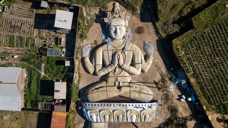 Bilder des Jahres 2020, Entertainment 07 Juli Entertainment Themen der Woche KW30 Entertainment Bilder des Tages BURYATIA, RUSSIA - JULY 20, 2020: An aerial view of a statue of Bodhisattva Avalokitesvara in the yard of sculptor and monumentalist Yuri Mandaganov in Ivolginsk District. The statue is 23 meters high and 28 meters wide, its base is made of 30 tons of rebars and covered with a three-layer synthetic fiberglass cloth saturated with tar. The statue will be installed on a mountain slope by a datsan in the village of Sanaga, Zakamensk District. Andrei Ogorodnik TASS  TS0E0A8D