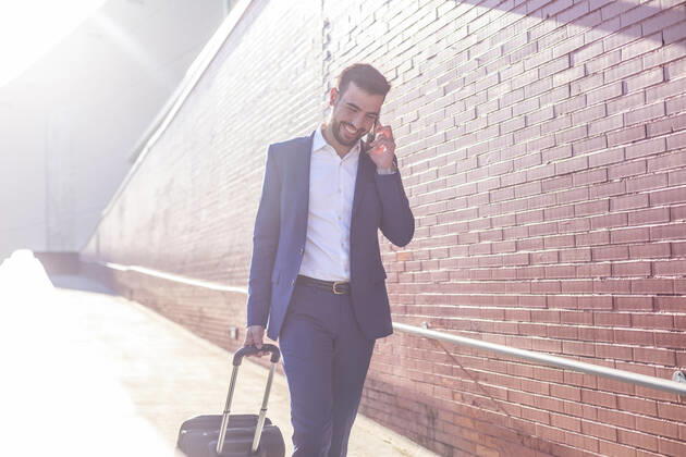 Businessman with suitcase taking a business trip Madrid, Community of Madrid, Spain CR_VWJTCV200717A-453001-01 ,model released, Symbolfoto