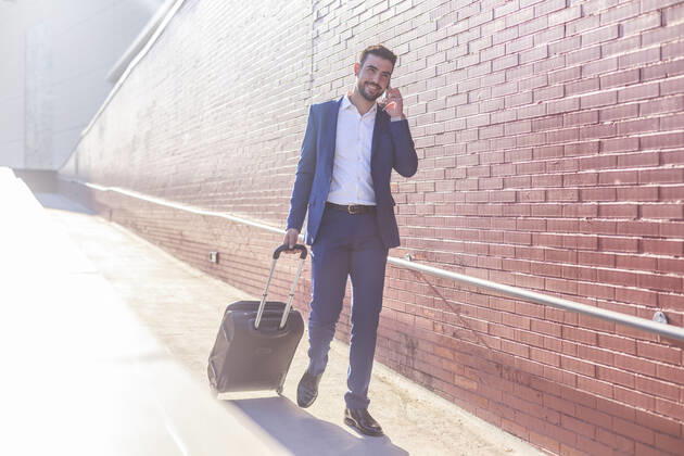 Businessman with suitcase taking a business trip Madrid, Community of Madrid, Spain CR_VWJTCV200717A-453002-01 ,model released, Symbolfoto