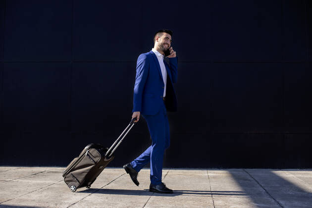Businessman with suitcase taking a business trip Madrid, Community of Madrid, Spain CR_VWJTCV200717A-453012-01 ,model released, Symbolfoto