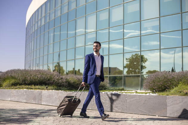 Businessman with suitcase taking a business trip Madrid, Community of Madrid, Spain CR_VWJTCV200717A-453017-01 ,model released, Symbolfoto