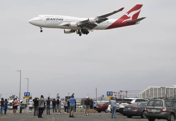 Bilder des Jahres 2020, News 07 Juli News Themen der Woche KW30 News Bilder des Tages (The Final Qantas 747 Flight).Airplane spotters come out to take photos of the last Qantas Boeing 747-400 makes its final landing after cross the Pacific Ocean at LAX Wednesday, July 22, Los Angeles CA USA. The jet will fly out in a few days to Mojave Airport, California as its final resting place...The final flight has brought down the curtain on a five-decade partnership between Qantas and the Queen of the Skies, which saw Qantas become one of only a few airlines in the world that stuck with the 747 up to today. Los Angeles USA - ZUMAbl1_ 20200722_zaf_bl1_008 Copyright: xGenexBlevinsx