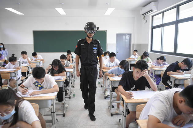 Bilder des Jahres 2020, News 07 Juli News Themen der Woche KW30 July 22, 2020, Changsha, Hunan, China: A worker takes 100 students temperatures in one minute by wearing a smart headset in Changsha,Hunan,China on 22th July, 2020. Changsha China - ZUMAt151 20200722_zia_t151_008 Copyright: xTpgx