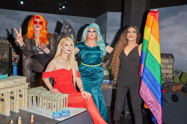 Bilder des Jahres 2020, Entertainment 07 Juli Entertainment Themen der Woche KW30 Entertainment Bilder des Tages Dragqueens Gloria Viagra, Candy Crash, Barbie Breakout und Judy Ladivina - Regenbogenfarben ziehen im Little BIG City Berlin ein und die echten Dragqueens setzten ihre Mini-Figuren ein. Regenbogenfarben im Little BIG City Berlin