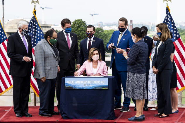 Bilder des Jahres 2020, News 07 Juli News Themen der Woche KW30 July 23, 2020, Washington, DC, United States: July 23, 2020 - Washington, DC, United States: House Speaker NANCY PELOSI (D-CA) signing the Great American Outdoors Act (H.R. 1957) where it is signed by the Speaker of the House held on the Upper West Terrace of the U.S. Capitol. Washington United States - ZUMAb161 20200723_zap_b161_019 Copyright: xMichaelxBrochsteinx