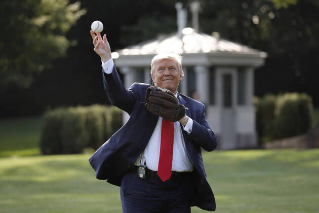 Donald Trump, 75. Geburtstag am 14. Juni Bilder des Jahres 2020, Entertainment 07 Juli Entertainment Themen der Woche KW30 U.S. President Donald Trump plays catch with Mariano Rivera, the MLB Hall of Fame closer from the New York Yankees, to mark the Opening Day of the Major League Baseball Season on the South Lawn of the White House in Washington, DC on Thursday, July 23, 2020.  WAX20200723222 YURIxGRIPAS
