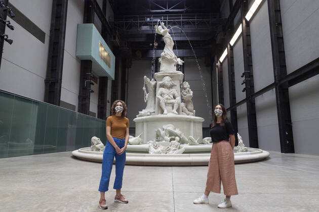 Bilder des Jahres 2020, Entertainment 07 Juli Entertainment Themen der Woche KW30 Entertainment Bilder des Tages Entertainment Bilder des Tages (200724) -- LONDON, July 24, 2020 (Xinhua) -- Staff members wearing face masks stand in front of an art installation during a press preview for the reopening of the Tate Modern art museum in London, Britain, on July 24, 2020. Art museums Tate Modern, Tate Britain, Tate Liverpool and Tate St Ives will reopen to the public from July 27 after their closure due to the COVID-19 pandemic. (Photo by Ray Tang Xinhua) BRITAIN-LONDON-ART MUSEUMS-TATE-REOPENING 
