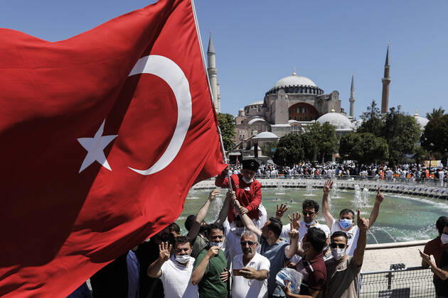 Bilder des Jahres 2020, News 07 Juli News Themen der Woche KW30 News Bilder des Tages July 24, 2020, Istanbul, Turkey: People hold Turkish flag and celebrating Hagia SophiaÃ¢â‚¬â ¢s reconversion at outside of the Hagia Sophia Mosque. Istanbul Turkey - ZUMAz112 20200724_zip_z112_056 Copyright: xJasonxDeanx
