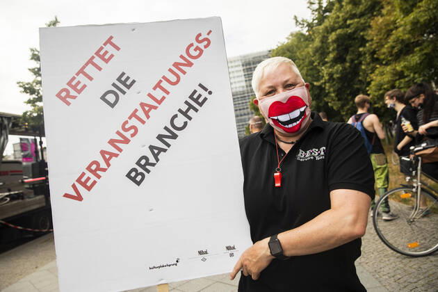 Menschen nehmen einer Protest fuer die Veranstaltugnsbranche in Berlin am 24. Juli 2020. Betreiber der Branche lamentieren eine fast 6-Monatige Arbeitslosigkeit und Fehlende Einnahmen durch die Massnahmen fuer die Beschraenkung der Verbreitung von Coronavirus. 3. Demonstration der Veranstaltungsbranche in Berlin