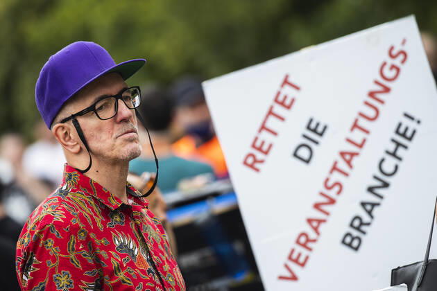 Menschen nehmen einer Protest fuer die Veranstaltugnsbranche in Berlin am 24. Juli 2020. Betreiber der Branche lamentieren eine fast 6-Monatige Arbeitslosigkeit und Fehlende Einnahmen durch die Massnahmen fuer die Beschraenkung der Verbreitung von Coronavirus. 3. Demonstration der Veranstaltungsbranche in Berlin