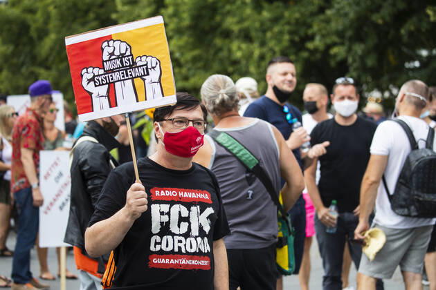 Menschen nehmen einer Protest fuer die Veranstaltugnsbranche in Berlin am 24. Juli 2020. Betreiber der Branche lamentieren eine fast 6-Monatige Arbeitslosigkeit und Fehlende Einnahmen durch die Massnahmen fuer die Beschraenkung der Verbreitung von Coronavirus. 3. Demonstration der Veranstaltungsbranche in Berlin