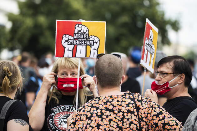 Menschen nehmen einer Protest fuer die Veranstaltugnsbranche in Berlin am 24. Juli 2020. Betreiber der Branche lamentieren eine fast 6-Monatige Arbeitslosigkeit und Fehlende Einnahmen durch die Massnahmen fuer die Beschraenkung der Verbreitung von Coronavirus. 3. Demonstration der Veranstaltungsbranche in Berlin