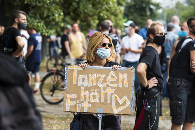 Menschen nehmen einer Protest fuer die Veranstaltugnsbranche in Berlin am 24. Juli 2020. Betreiber der Branche lamentieren eine fast 6-Monatige Arbeitslosigkeit und Fehlende Einnahmen durch die Massnahmen fuer die Beschraenkung der Verbreitung von Coronavirus. 3. Demonstration der Veranstaltungsbranche in Berlin