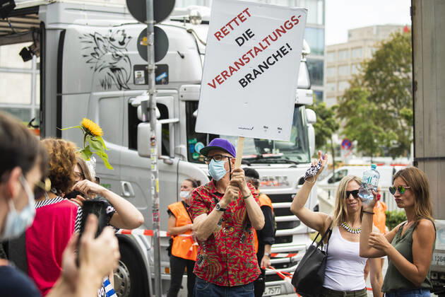 Menschen nehmen einer Protest fuer die Veranstaltugnsbranche in Berlin am 24. Juli 2020. Betreiber der Branche lamentieren eine fast 6-Monatige Arbeitslosigkeit und Fehlende Einnahmen durch die Massnahmen fuer die Beschraenkung der Verbreitung von Coronavirus. 3. Demonstration der Veranstaltungsbranche in Berlin