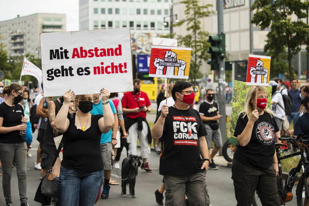 Menschen nehmen einer Protest fuer die Veranstaltugnsbranche in Berlin am 24. Juli 2020. Betreiber der Branche lamentieren eine fast 6-Monatige Arbeitslosigkeit und Fehlende Einnahmen durch die Massnahmen fuer die Beschraenkung der Verbreitung von Coronavirus. 3. Demonstration der Veranstaltungsbranche in Berlin