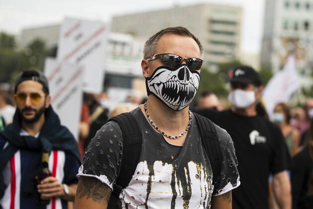 Menschen nehmen einer Protest fuer die Veranstaltugnsbranche in Berlin am 24. Juli 2020. Betreiber der Branche lamentieren eine fast 6-Monatige Arbeitslosigkeit und Fehlende Einnahmen durch die Massnahmen fuer die Beschraenkung der Verbreitung von Coronavirus. 3. Demonstration der Veranstaltungsbranche in Berlin