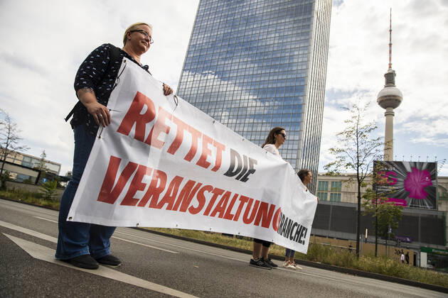 Menschen nehmen einer Protest fuer die Veranstaltugnsbranche in Berlin am 24. Juli 2020. Betreiber der Branche lamentieren eine fast 6-Monatige Arbeitslosigkeit und Fehlende Einnahmen durch die Massnahmen fuer die Beschraenkung der Verbreitung von Coronavirus. 3. Demonstration der Veranstaltungsbranche in Berlin